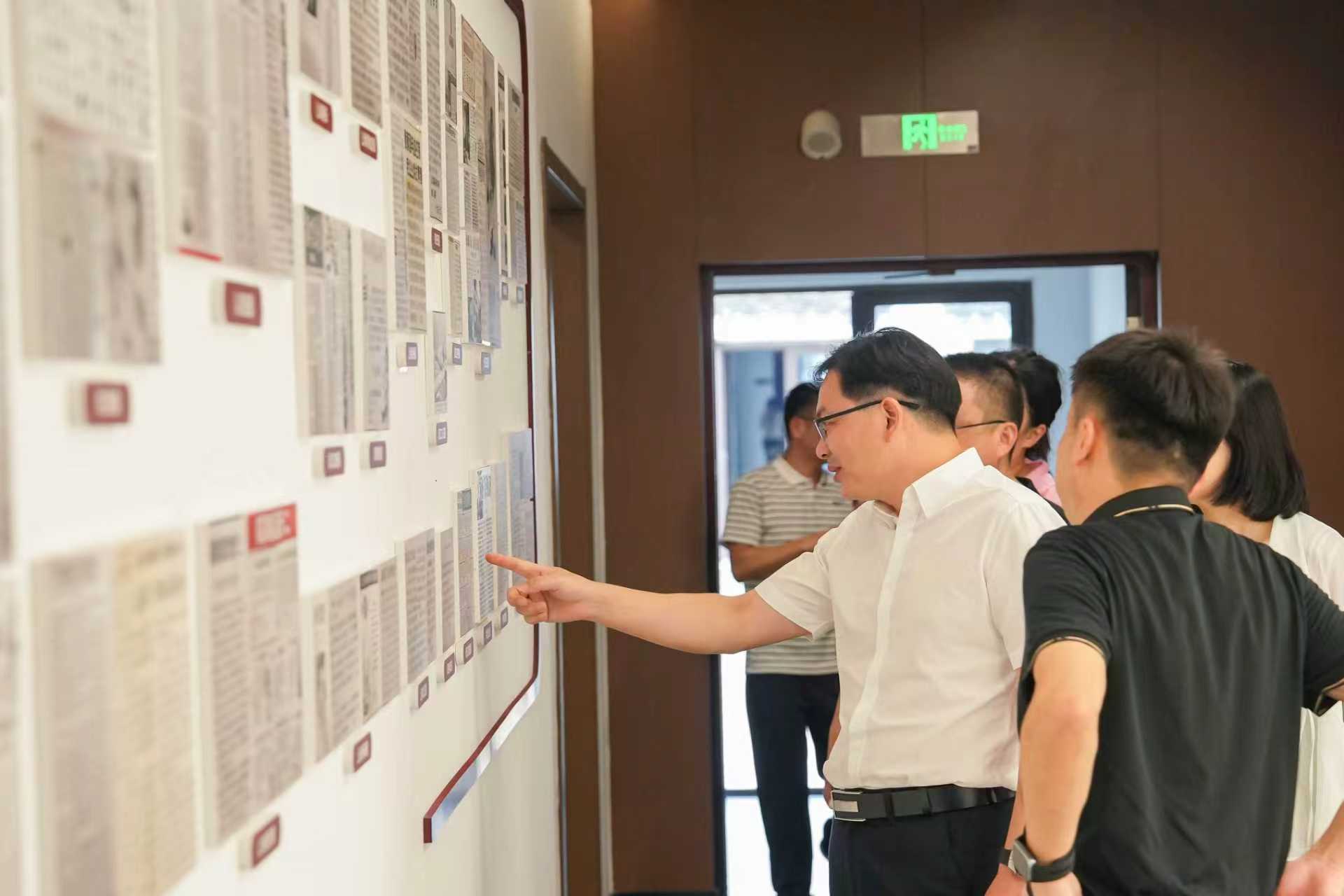 看报纸.jpg